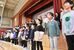 記念式典で合唱する子どもたち