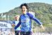 後半39分、栃木シティのＭＦ関野が勝ち越しゴールを決めてサポーターの近くへ駆け寄る＝シティフットボールステーション