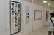 多彩な作品に見入る来場者＝24日午前、宇都宮市インターパーク６丁目