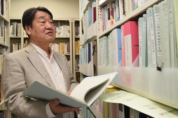 水俣学の開講に関わった花田シニア客員教授。熊本学園大には原田さんに関する資料も保管されている＝４月下旬、熊本市