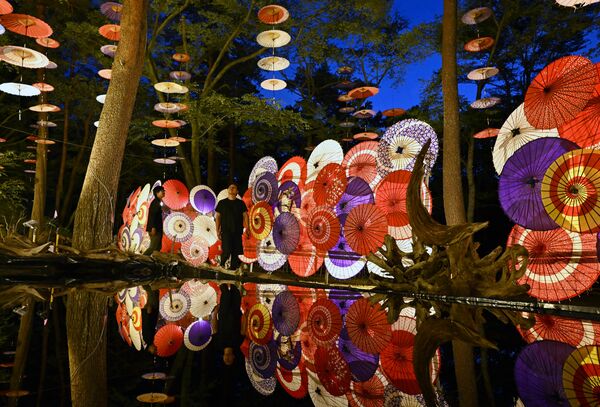 鬼怒川公園を幻想的に彩るカラフルな和傘＝２日午後５時45分、日光市藤原