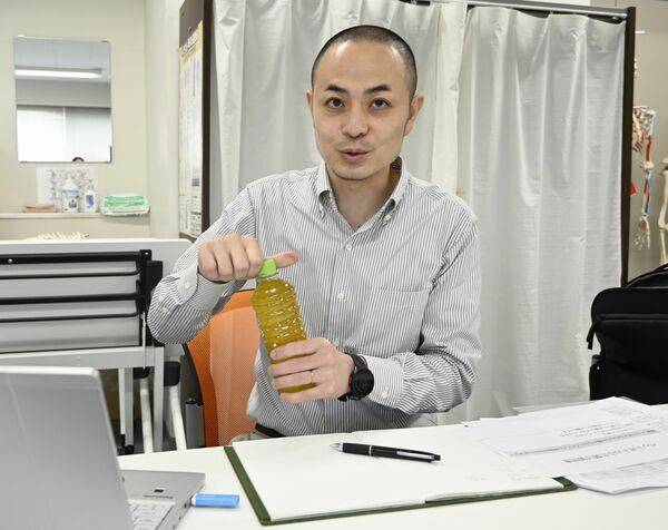 ペットボトルのふた開けとフレイルの関連性を説明する国際医療福祉大の沢谷講師＝６月下旬、国際医療福祉大大田原キャンパス