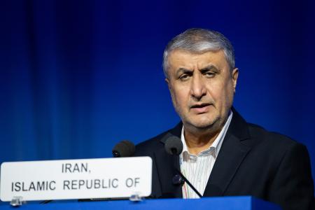 国際原子力機関(IAEA)の年次総会で演説するイランのエスラミ副大統領兼原子力庁長官=15日、ウィーン(ゲッティ=共同)