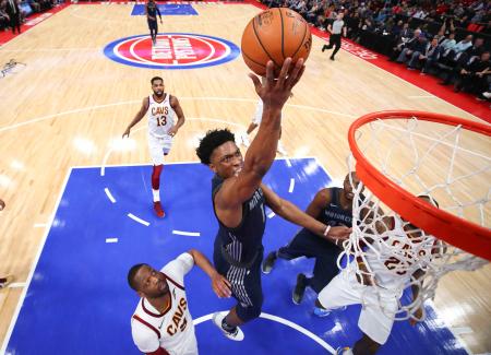 　ＮＢＡピストンズ時代のスタンリー・ジョンソン（中央）＝２０１８年、デトロイト（ゲッティ＝共同）