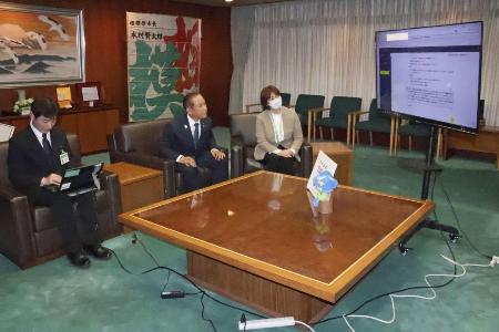 生成ＡＩで答弁を作成する相模原市の本村賢太郎市長（中央）ら