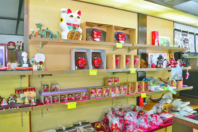 店内には天狗の土産物がたくさん