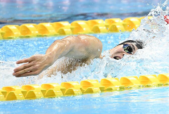 男子２００メートルメドレー決勝　優勝した松下（東洋大）の自由形＝東京アクアティクスセンター、森田大地撮影