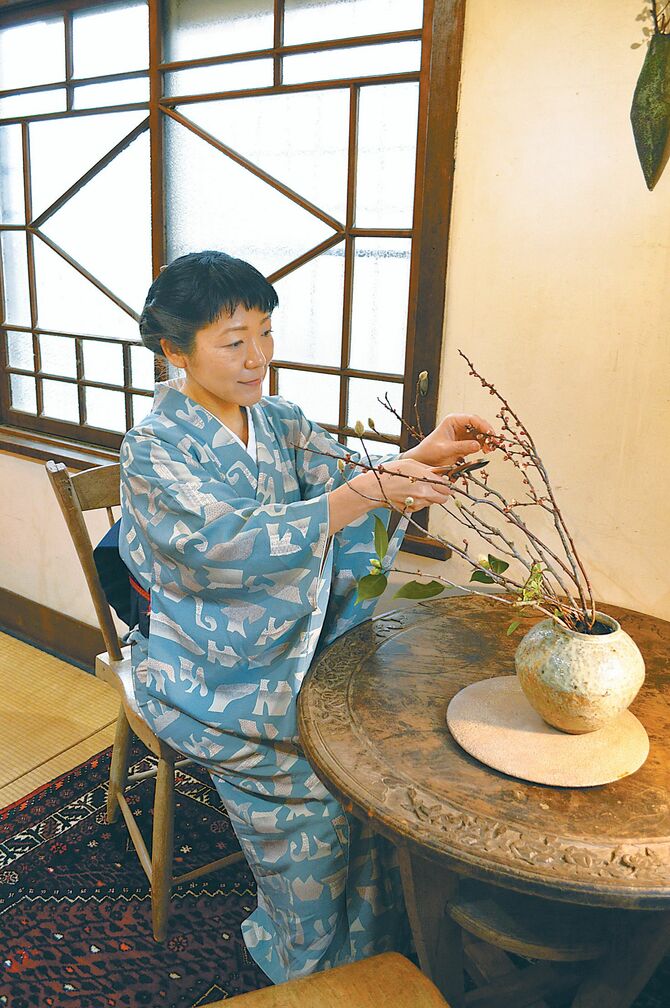               「花と向き合い、集中しながら生けます」とトーマスさん