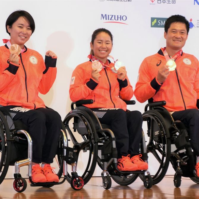 メダルを手に笑顔の大谷（左）。上地（中央）と国枝はずっと憧れの存在だ＝９月５日午前、東京都中央区