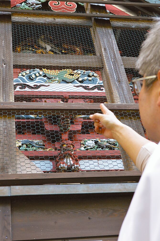 彫刻師田野辺仙右衛門の作 本殿西側の妻飾りには〝うん〟の「飛竜」