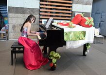 県庁にイチゴ装飾のストリートピアノ　県誕生150年記念で制作　誰でも自…