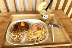 佐野のさつまいも専門店でパスタ２種盛り　さつまいもクリームとカレーソース