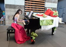 県庁にイチゴ装飾のストリートピアノ　県誕生150年記念で制作　誰でも自由に演奏を