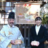 足利・伊勢神社に「辰」大絵馬奉納　専門学校生デザインの力作　白竜が天空に悠々と