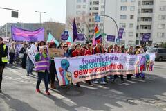 世界の女性「格差解消を」