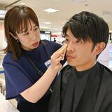 驚くほど気になる人目...　29歳男性記者がメークに挑戦　出社続け、内面的変化も