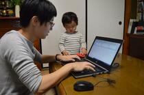 子守しながらテレワーク育児負荷増え、仕事は減らず　産業医「空間分ける工夫を」