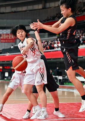 第４クオーター５分、作新の渡辺がオフェンスリバウンドを奪う＝東京体育館