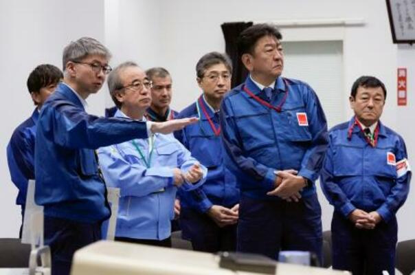 事故を想定した訓練を前に説明を受ける新潟県の花角英世知事(手前左から2人目)と東電ホールディングスの小早川智明社長(同3人目)=14日午前、新潟県刈羽村