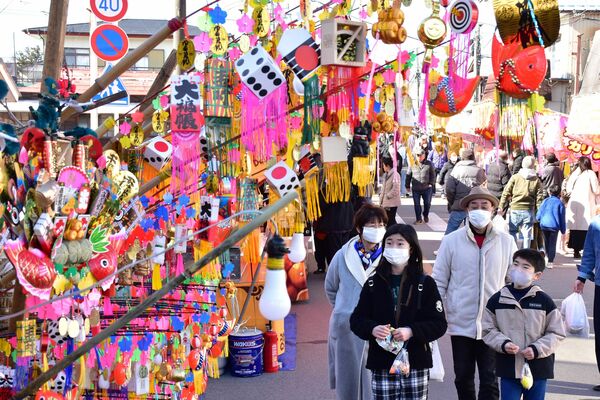 縁起物やだるまなどの露店が並び、大勢の人が訪れた大花市