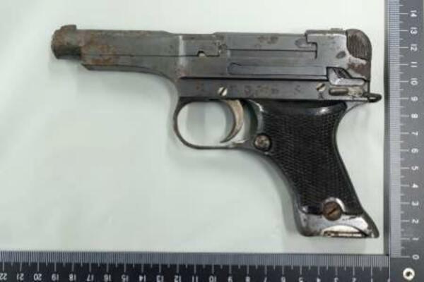 　九四式自動装填式拳銃（島根県警提供）