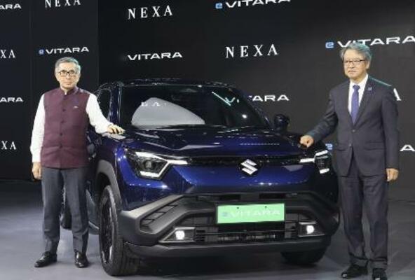 　ＥＶ「ｅビターラ」を発表するスズキの鈴木俊宏社長（左）＝１月、ニューデリー