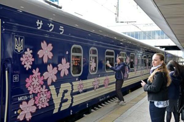 　桜の花びらのイラストでラッピングした列車＝２８日、ウクライナ首都キーウ（共同）