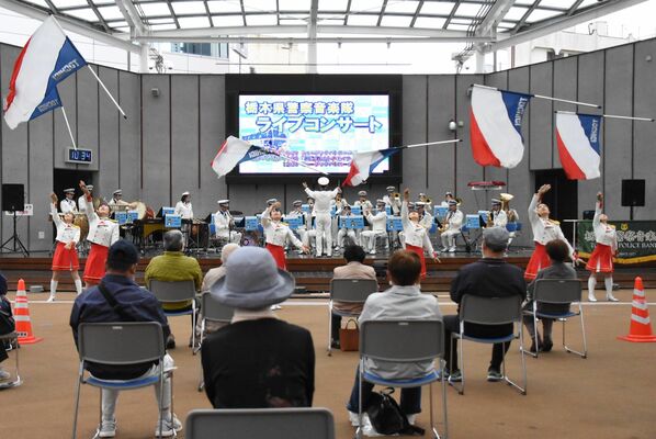 県警音楽隊のライブコンサート。カラーガード隊も演技を披露した＝５日午前、宇都宮市江野町
