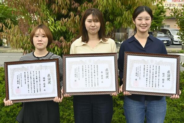 女性の命を救ったとして感謝状を贈られた（右から）細川さん、森さん、福田さん
