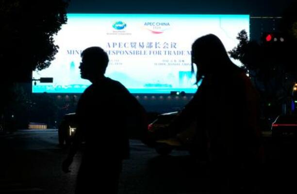 大型画面に映し出されたAPEC貿易相会合の案内=22日、中国江蘇省蘇州(共同)