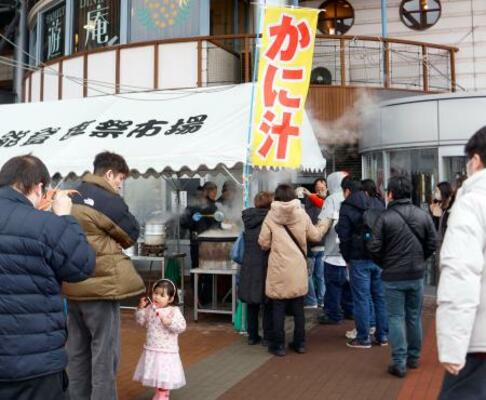　大勢の人でにぎわう石川県七尾市の「能登食祭市場」＝２日午後