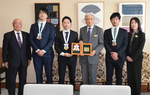 福田知事（右から３人目）に入賞を報告した落合氏（同４人目）ら＝14日午後、県庁