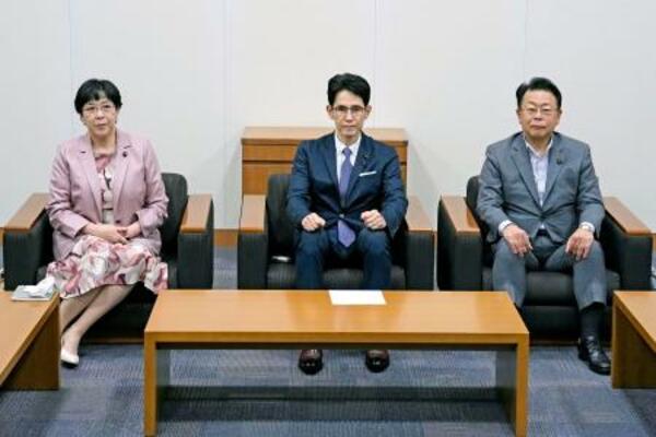 3党合流に関する協議体の初会合に臨む(左から)立憲民主党の田名部幹事長、中道改革連合の階幹事長、公明党の西田幹事長=2日午前、国会
