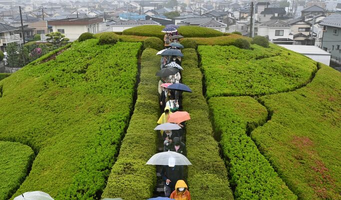 塚山古墳を見学する参加者ら