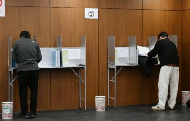 衆院選の在外投票が始まり、韓国・ソウルの日本大使館で在外投票する有権者=28日(共同)