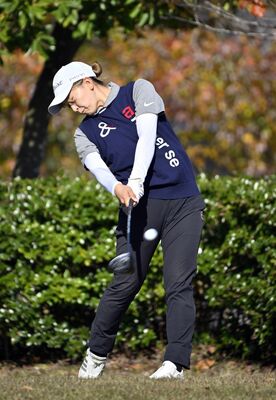 レギュラーの部２連覇を飾った角田夢の１番ティーショット＝メイフラワーＧＣ