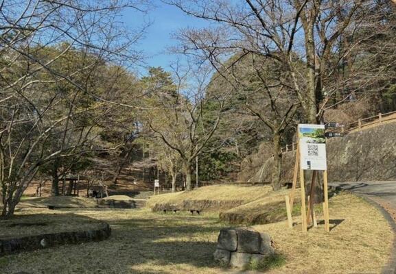 ＱＲコード付きの看板（右）が設置された八幡山公園内の整備エリア