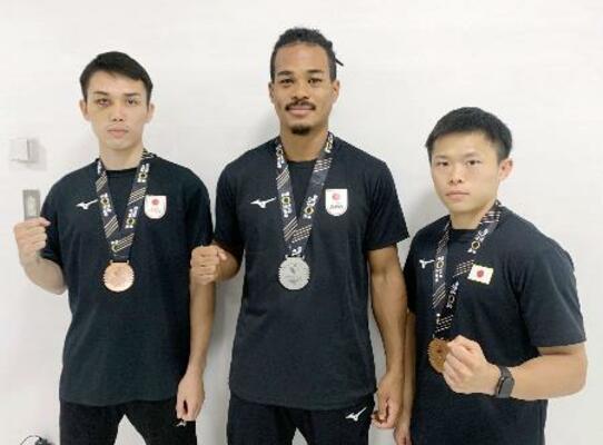 　アマチュアボクシングの世界選手権から帰国した（左から）北本隼輔、岡沢セオン、牧野草子＝１６日、成田空港