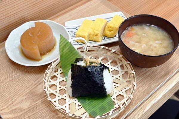 きつねおむすびと豚汁など