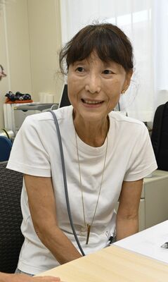 初めての交流会で患者仲間の話に耳を傾ける福田さん＝７月中旬、宇都宮市陽南４丁目