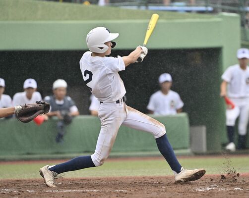 ７回、佐野日大の須田が２点適時二塁打を放つ＝清原球場、広瀬華撮影