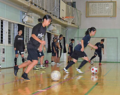 基礎練習に励む河内ＳＣジュベニールの選手たち。なでしこの活躍に大きな期待を寄せている＝１日夜、宇都宮市岡本西小体育館