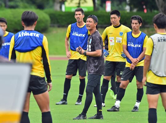 戦術を確認する栃木ＳＣの時崎監督と選手ら＝河内総合運動公園陸上競技場