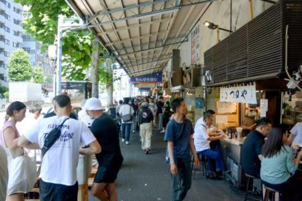 　外国人観光客でにぎわう築地場外市場のもんぜき通り＝東京都中央区