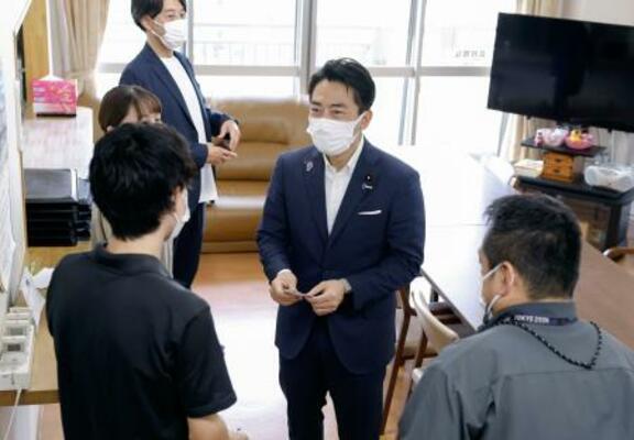 　老人ホームの視察に訪れ、関係者らと対話する小泉農相＝２９日午前、東京都中野区