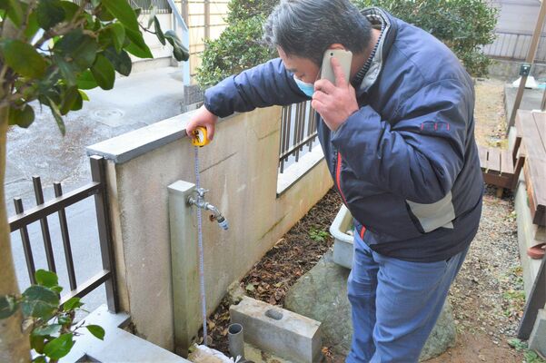 凍結で破損した水道管の修理依頼に応じる加藤社長＝26日午後、宇都宮市内