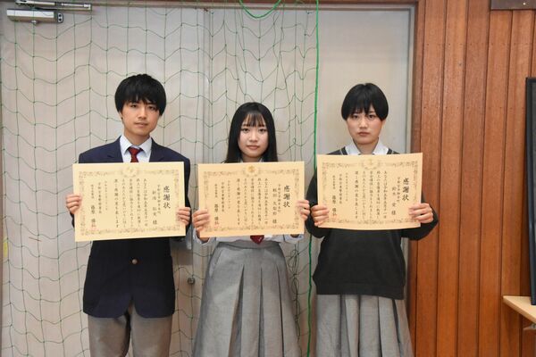 篠原署長から感謝状を受け取った（左から）新海さん、軽部さん、鈴木さん