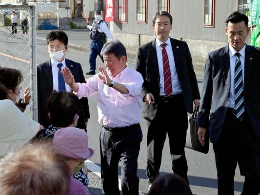ＳＰらに警護され、応援演説の会場に入る自民党の茂木幹事長＝16日午後４時10分、足利市大前町