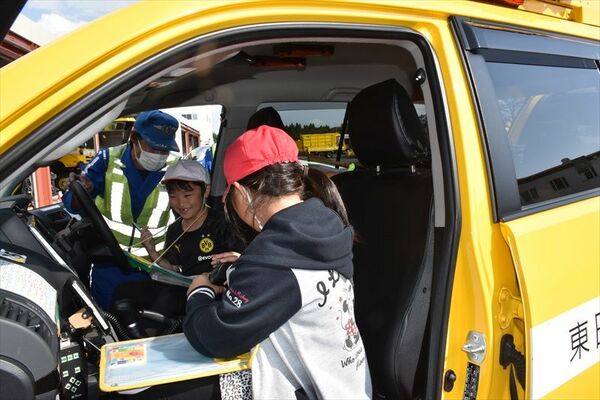 車両に乗り込む児童たち