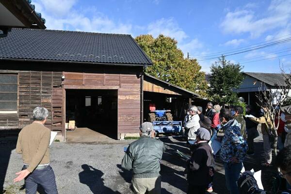 現存する戦争遺跡を見学する受講者